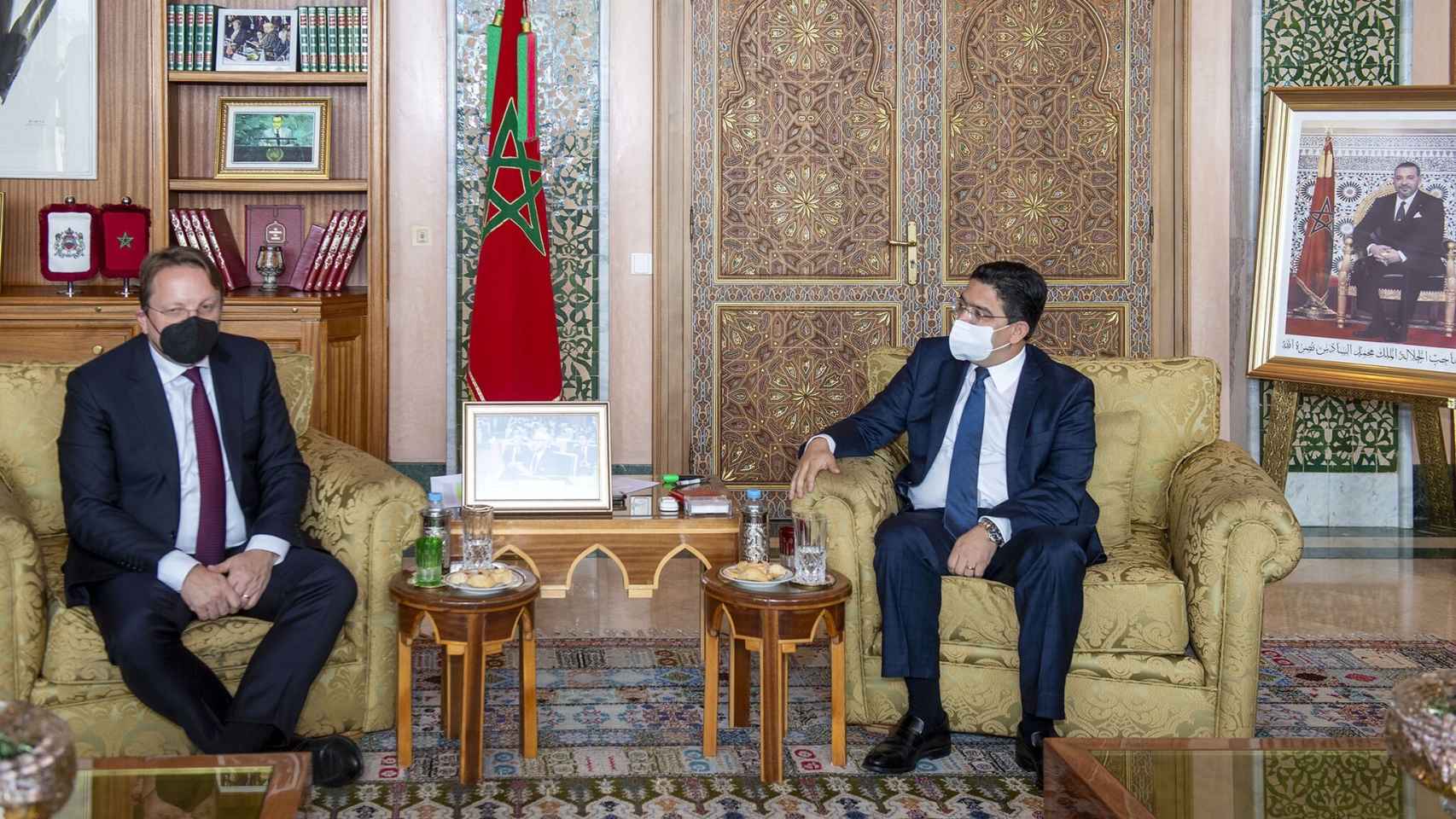El ministro de Exteriores marroquí,  Nasser Burita, junto al comisario europeo de Vecindad, el húngaro Oliver Varhelyi, reunidos en Rabat.