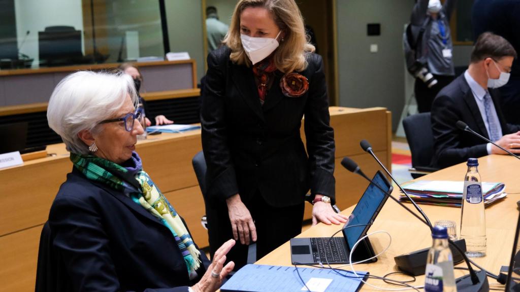 La vicepresidenta Nadia Calviño conversa con la jefa del BCE, Christine Lagarde, durante el Eurogrupo de este lunes