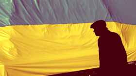 Un hombre camina este martes frente a una bandera ucraniana en Praga, en República Checa.