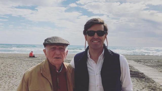 Pablo Montesinos junto a su abuelo en Málaga.