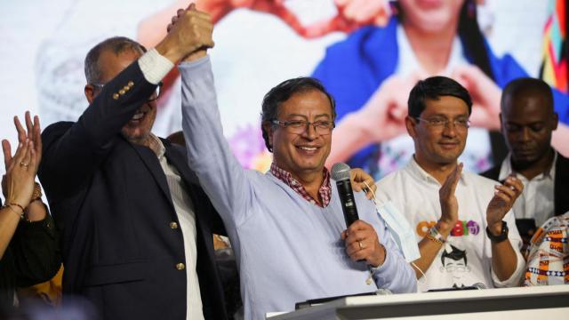 El senador Gustavo Petro celebra su victoria en las primarias colombianas.