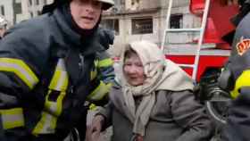 Rusia bombardea una zona residencial en Kiev