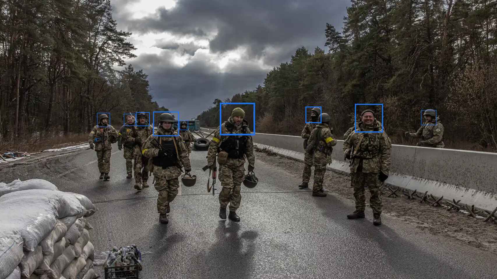 Soldados ucranianos en la región de Kiev, con efecto de reconocimiento facial