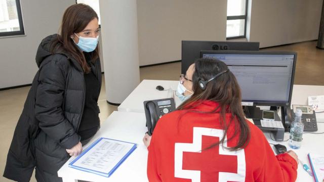 Inés Rey durante su visita a la Cruz Roja este lunes