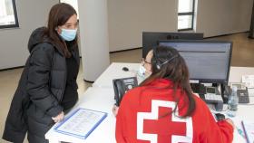 Inés Rey durante su visita a la Cruz Roja este lunes