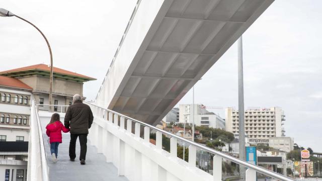 Pasarela peatonal entre el Materno y A Pasaxe.