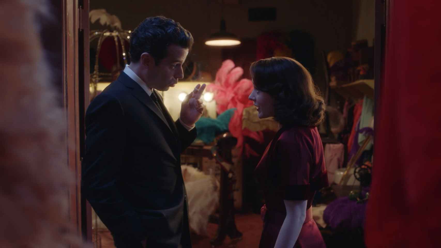 Luke Kirby y Rachel Brosnahan en la temporada 4 'The Marvelous Mrs. Maisel'.
