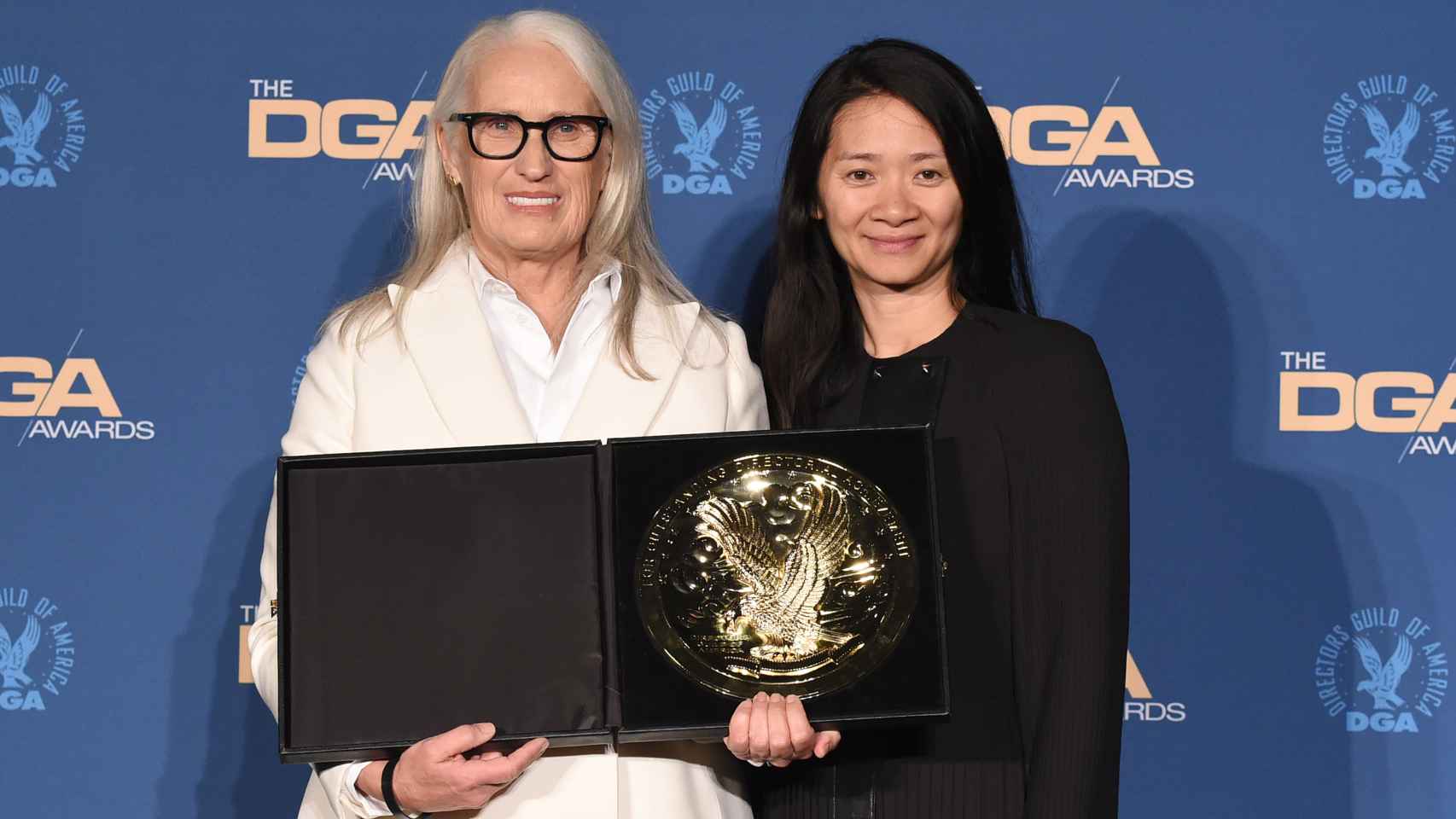 Chloe Zhao entregó el premio en el Sindicato de Directores a Jane Campion.