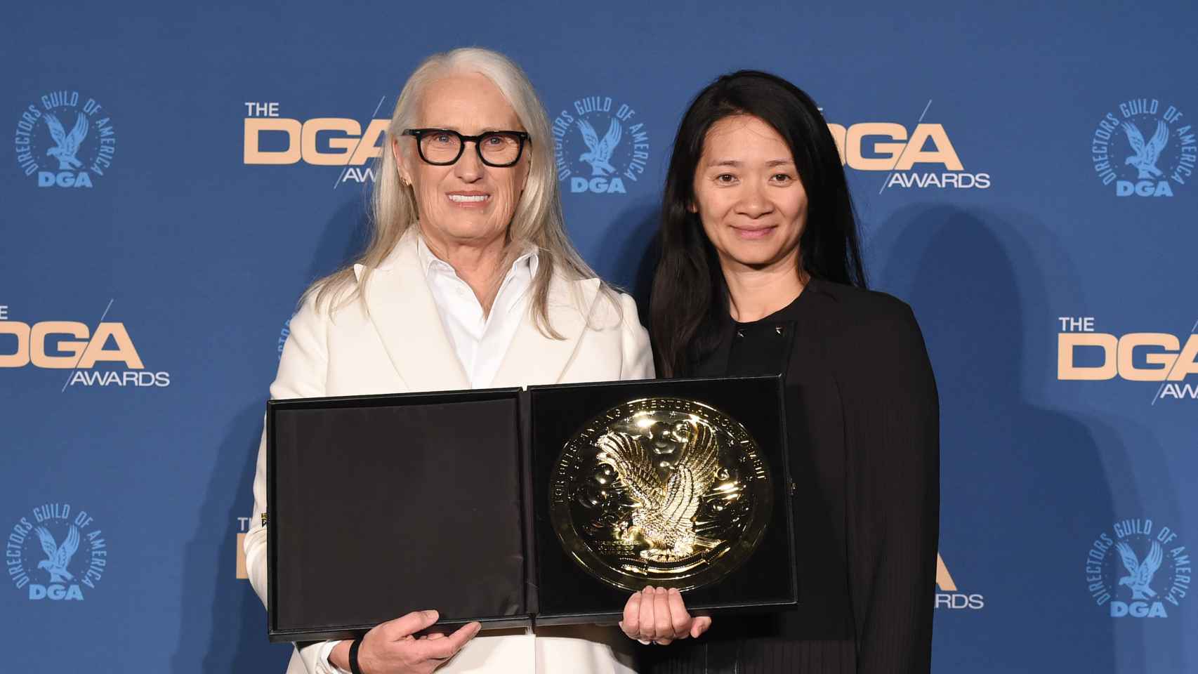 Chloe Zhao entregó el premio en el Sindicato de Directores a Jane Campion.