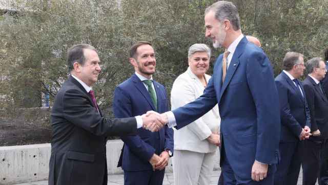 El rey Felipe VI saluda al alcalde de Vigo durante la Conferencia de Presidentes.