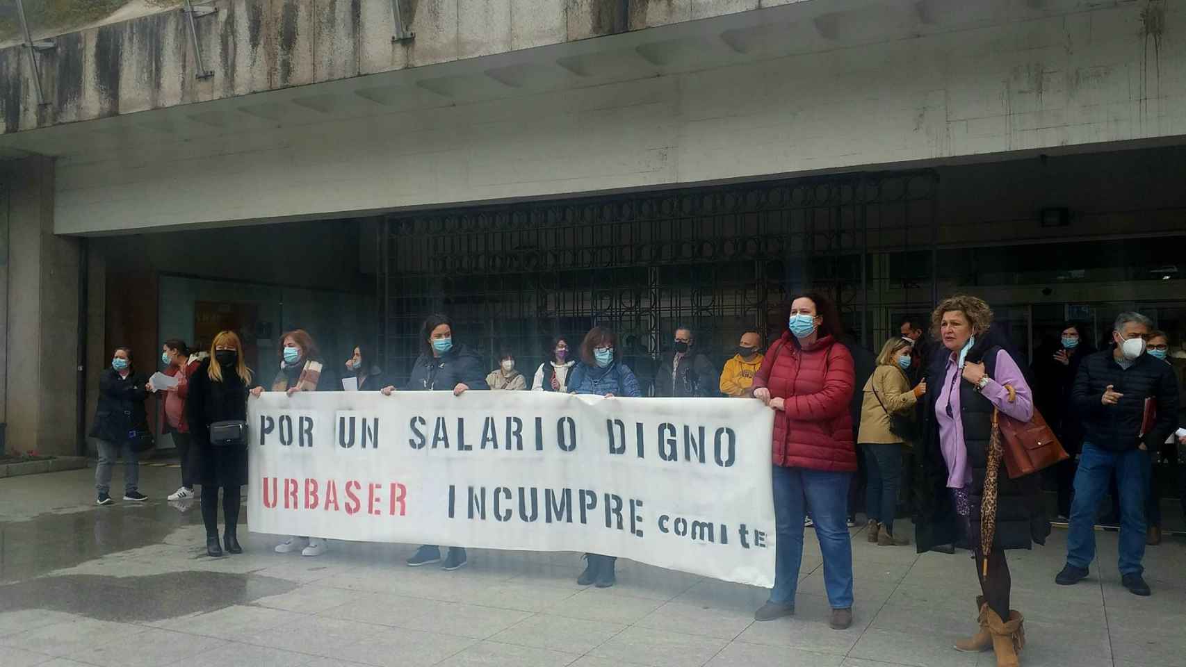 Concentración de trabajadoras de la limpieza de edificios municipales de Vigo.