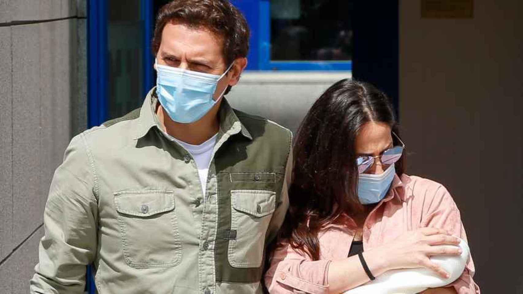 Malú y Albert Rivera a la salida del hospital donde nació su primera hija en común, Lucía.