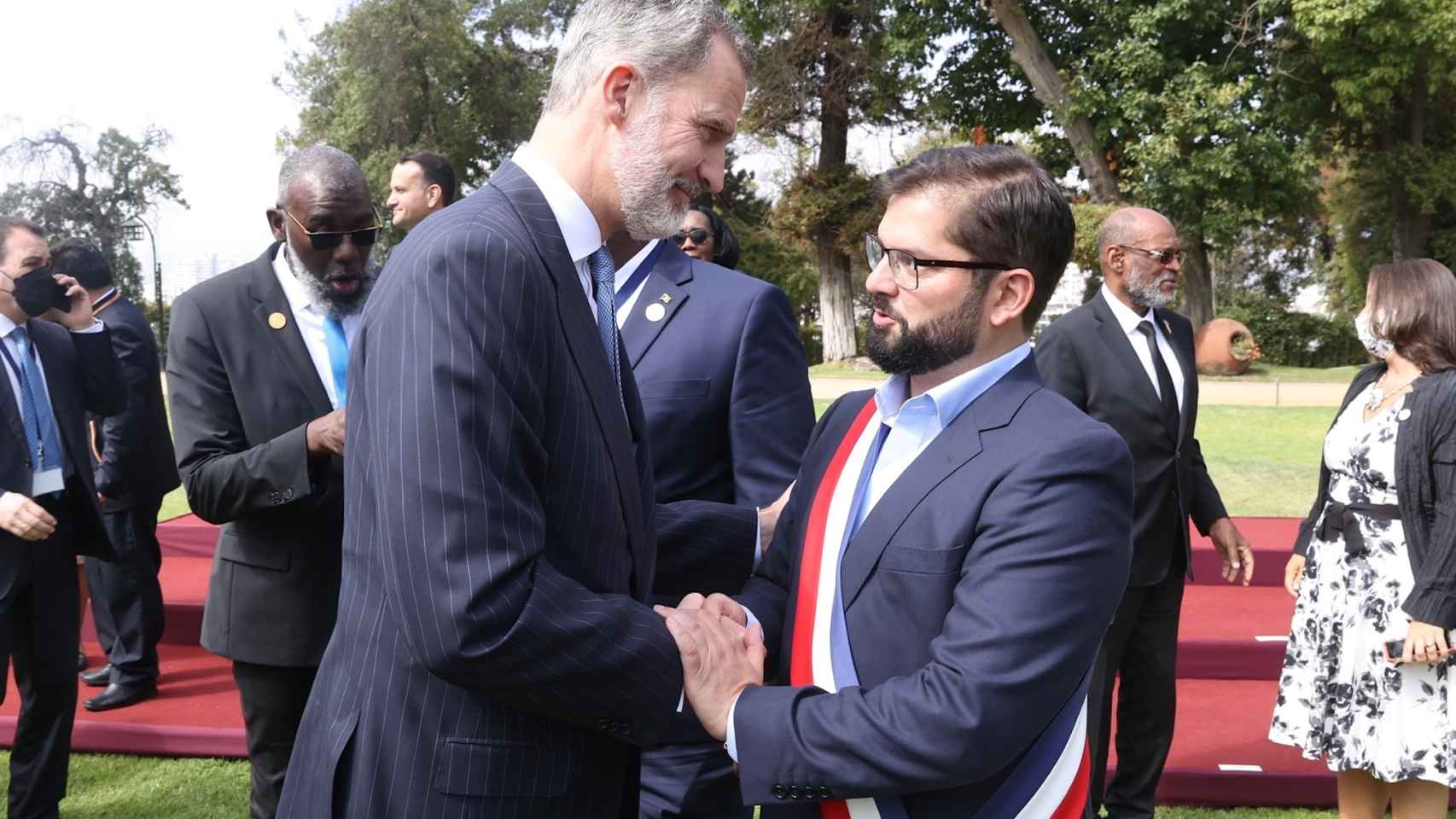 El rey Felipe VI saluda al nuevo presidente de Chile, Gabriel Boric.