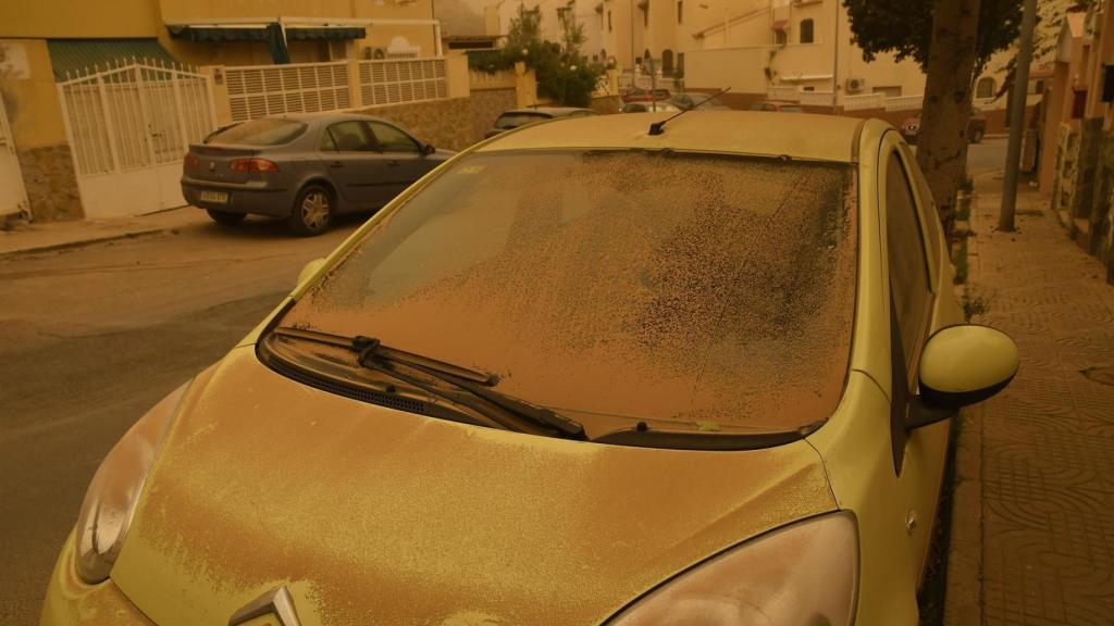 Un coche, este martes en Almería, cubierto de polvo.