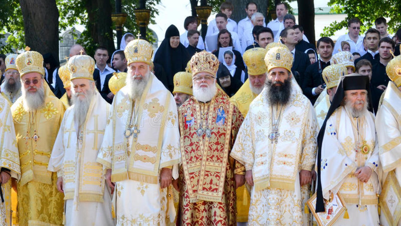 El patriarca Cirilo I y otro obispos en una liturgia en Kiev.