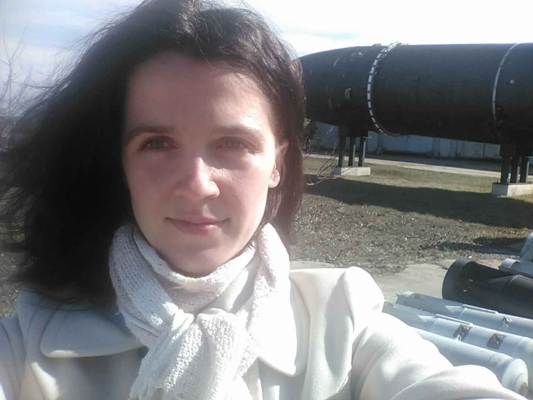 Elena Smerichevskaya, junto al misil R-36M, el 'Satán', expuesto en el museo donde trabaja de guía en Ucrania.