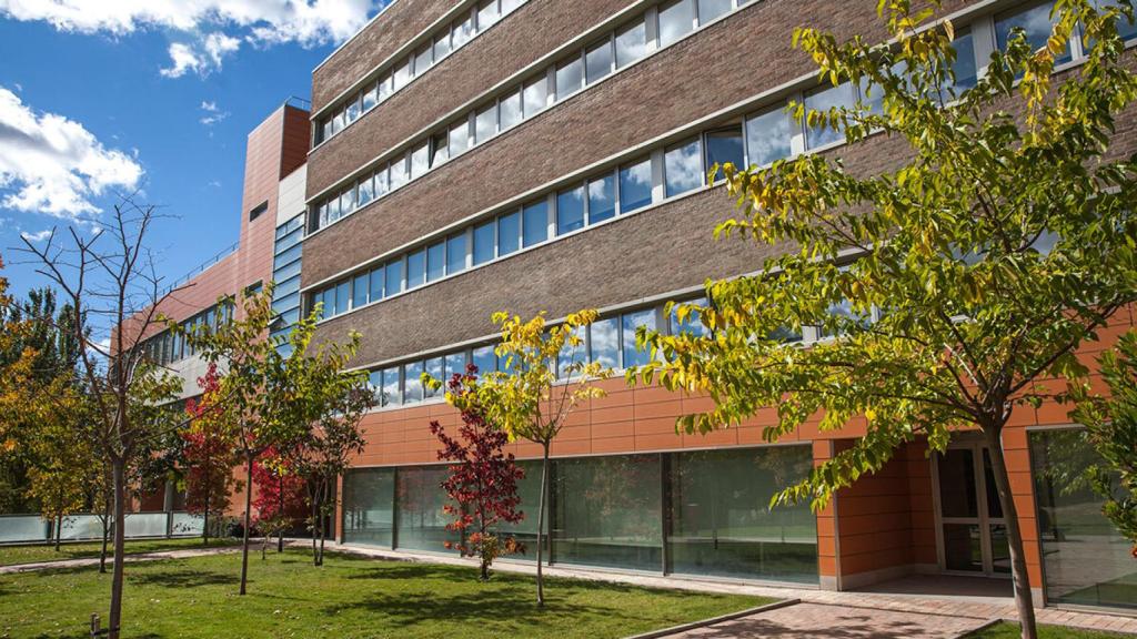 Uno de los accesos a la Universidad Pontificia Comillas, en Madrid.