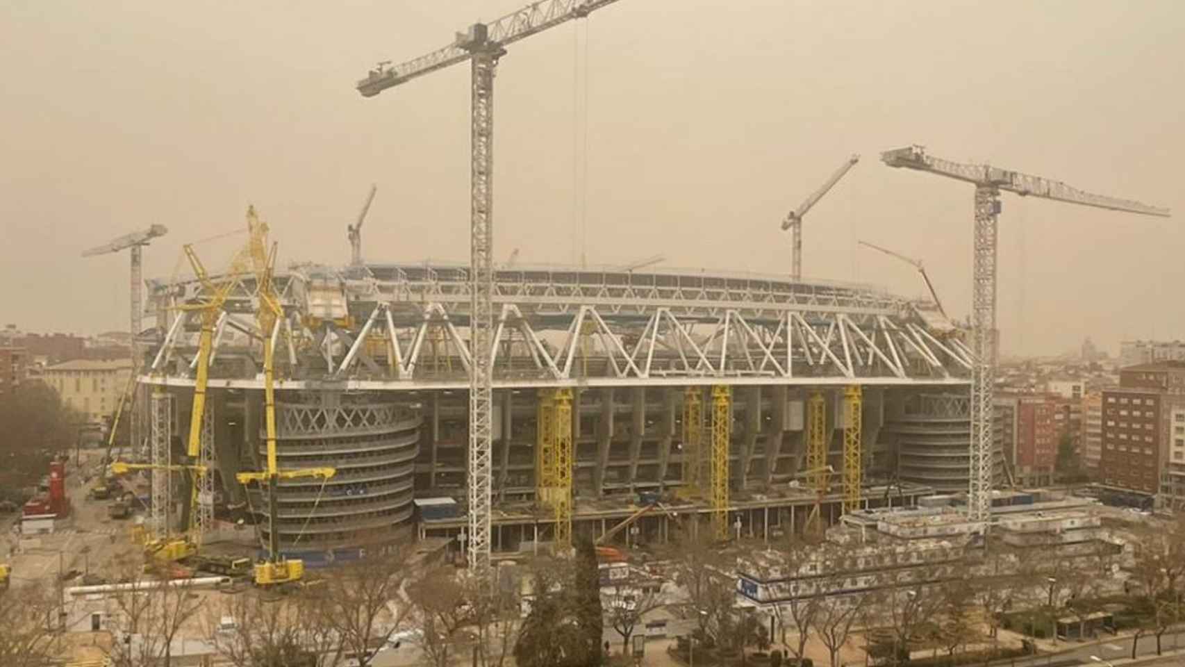 El Santiago Bernabéu bajo la calima de Madrid.