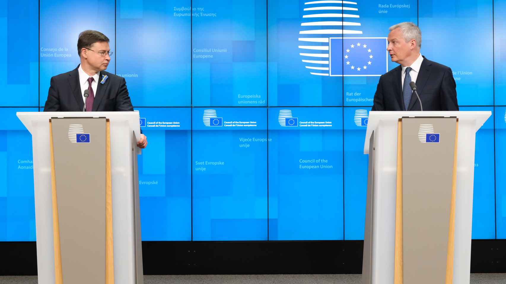 El vicepresidente de la Comisión, Valdis Dombrovskis, y el presidente del Ecofin, Bruno Le Maire, durante la rueda de prensa de este martes