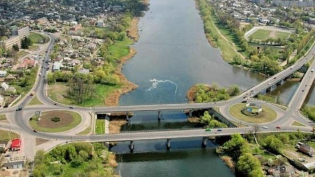 Cuatro puentes en la ciudad de Pervomaisk, en la confluencia de los ríos Bug Meridional y Syniuja. Elena cuenta que el ejército ucraniano ha minado dos de ellos para volarlos si las tropas rusas avanzan camino de Kiev.