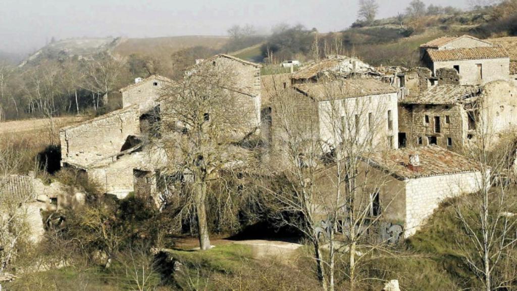 A la venta un pequeño pueblo abandonado con iglesia románica en Burgos por 350.000 euros