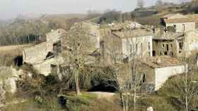 A la venta un pequeño pueblo abandonado con iglesia románica en Burgos por 350.000 euros