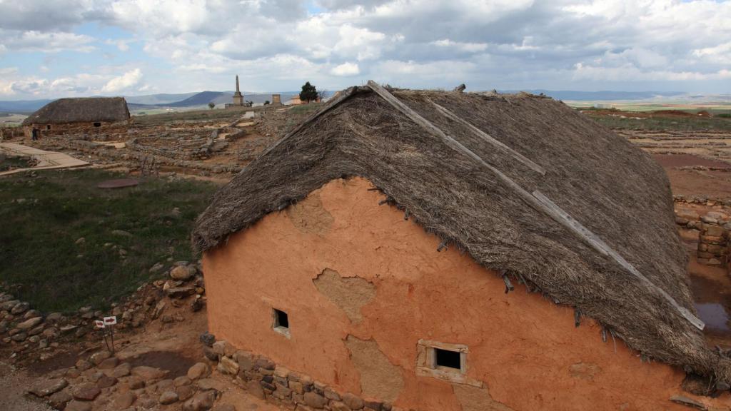 Vista panorámica de Numancia, con la recreación de las chozas de los arévacos