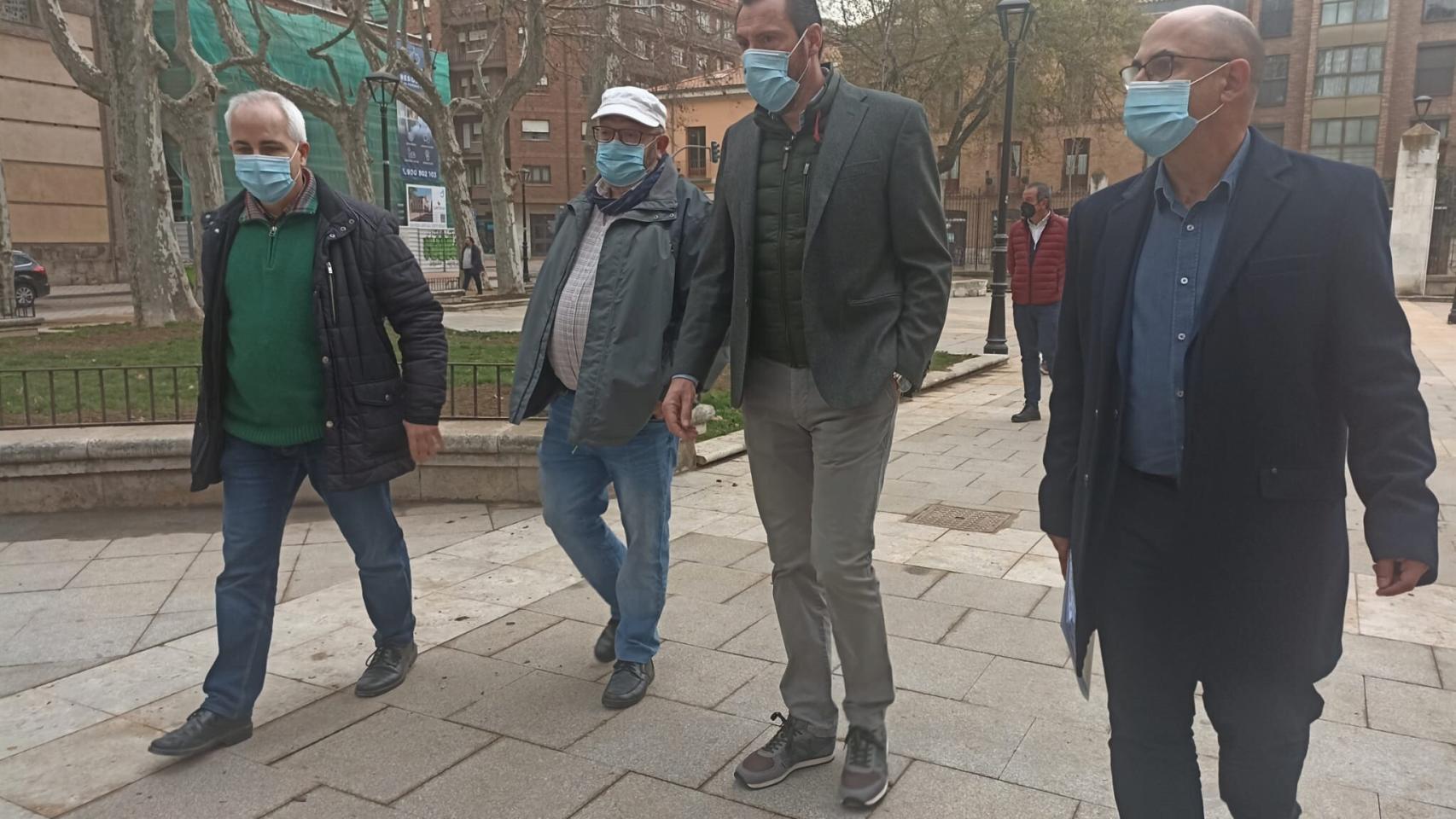 El alcalde durante el paseo por la Plaza de la Trinidad