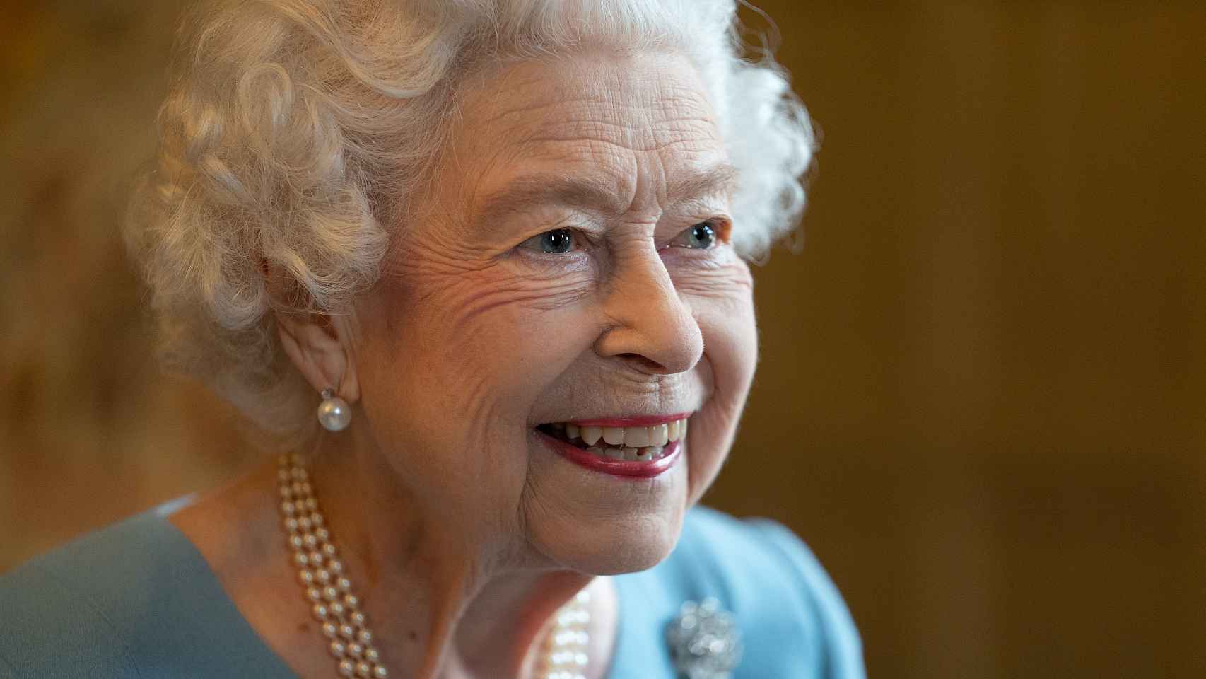 La reina Isabel II ha llevado a cabo sus habituales audiencias virtuales desde el Castillo de Windsor.
