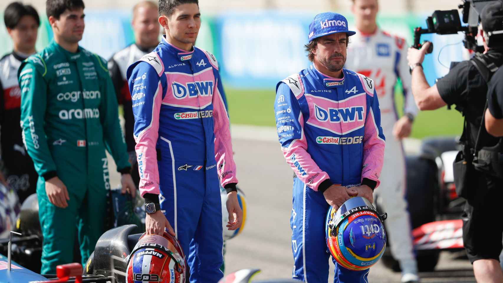 Fernando Alonso y Esteban Ocon durante un acto de presentación con el resto de pilotos