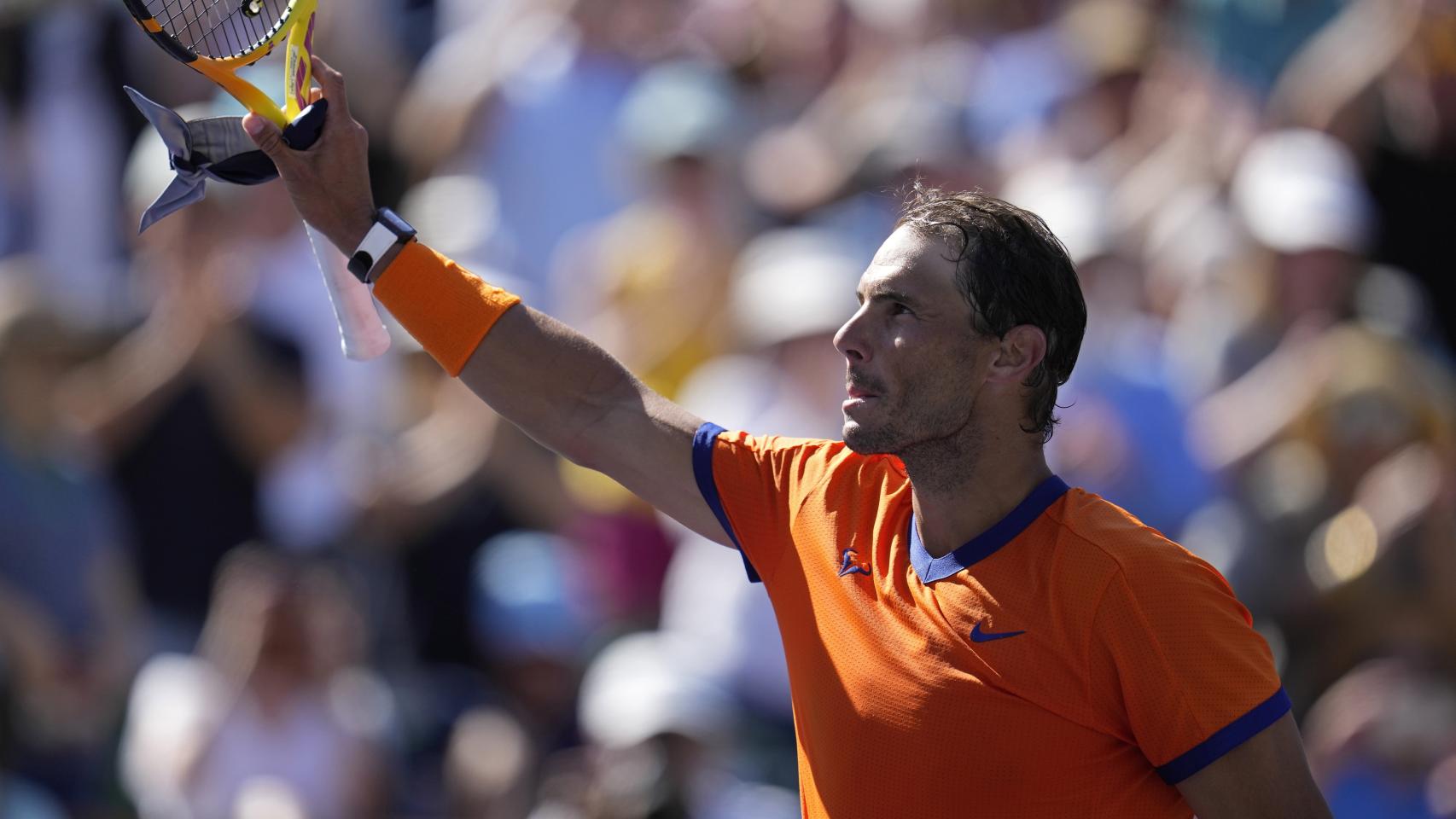 Rafa Nadal saluda al público de Indian Wells tras vencer a Daniel Evans