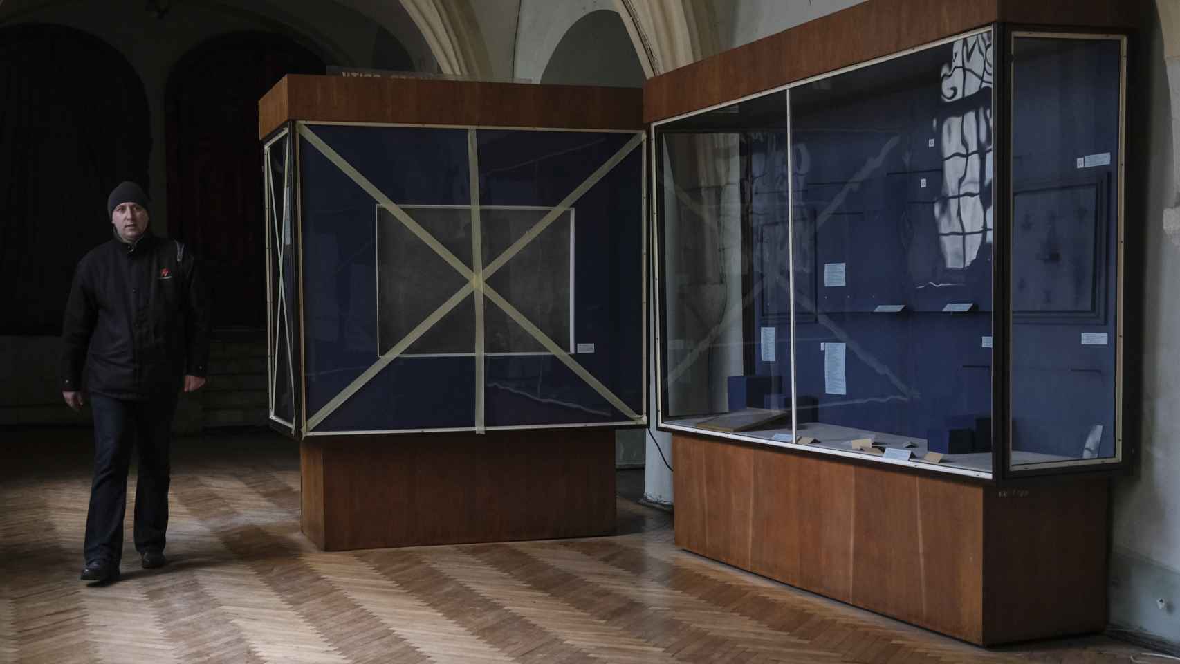 Vaciado de las vitrinas del Museo de Historia de la Religión de Lviv. / Miguel A. Lopes (Efe).
