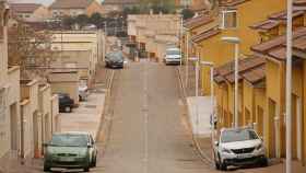 Una calle de Toledo con el asfalto y las aceras cubiertas de polvo sahariano