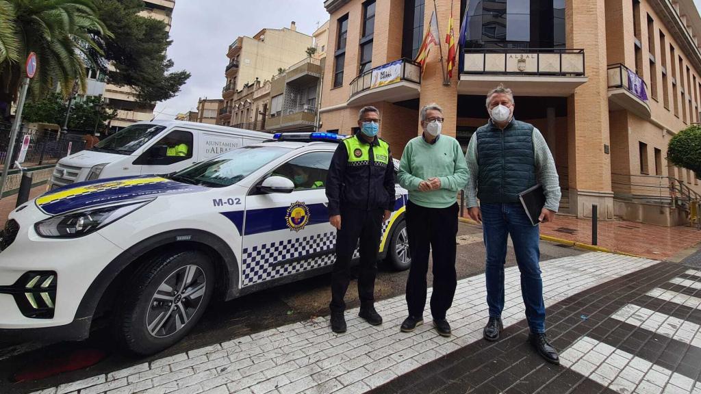 Ramón Marí, en el centro, junto a los responsables de la Policía local.