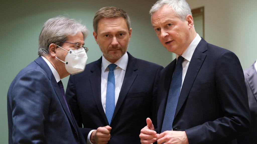 Paolo Gentiloni, Christian Lindner y Bruno Le Maire, durante el Ecofin de este martes