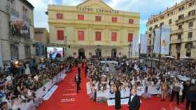 Una imagen del Teatro Cervantes con la alfombra roja del Festival desplegada.