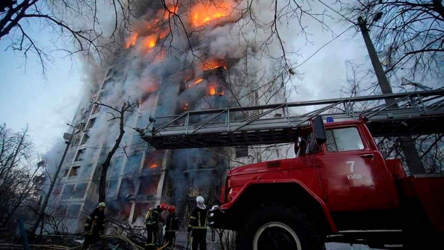 Las tropas rusas destruyen un edificio residencial del distrito de Sviatoshynski, en Kiev. Dos personas han fallecido.