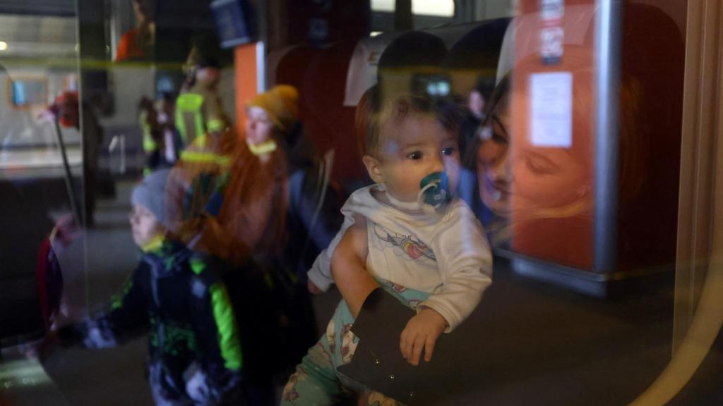 Una madre y su hijo huyendo de Ucrania.