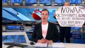 Una periodista interrumpe en el telediario más visto de Rusia: ¡No a la guerra!
