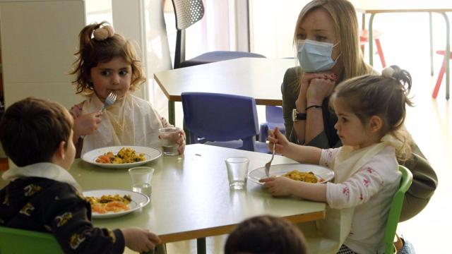 La conselleira de Política Social, Fabiola García, visita una escuela infantil en una foto de archivo.