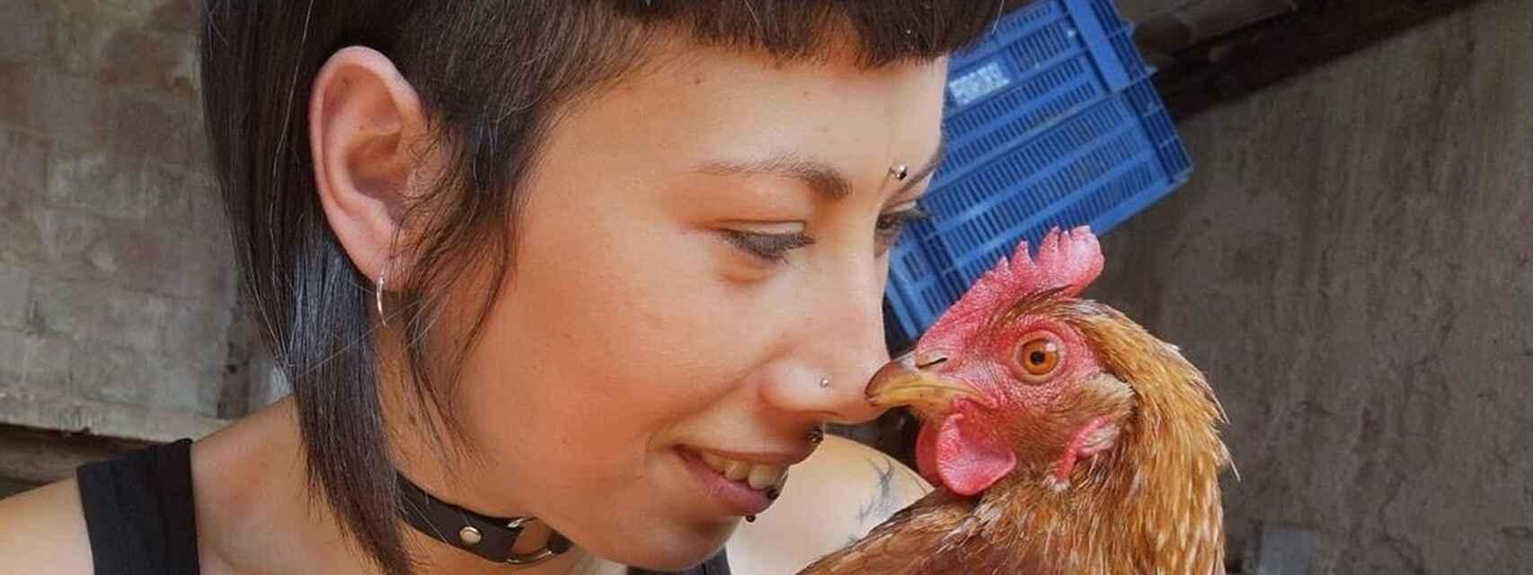 Vuelve Fani, la activista vegana de las gallinas 