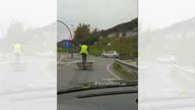 Un individuo transporta una bañera en un patín eléctrico.