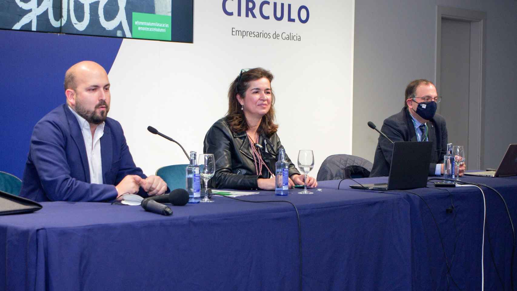 Los presidentes de Fomento Alumni Las Acacias y Montecastelo, María Regojo y Pedro González, junto al vicerrector de la USC,  Gumersindo Feijoo (dcha.).