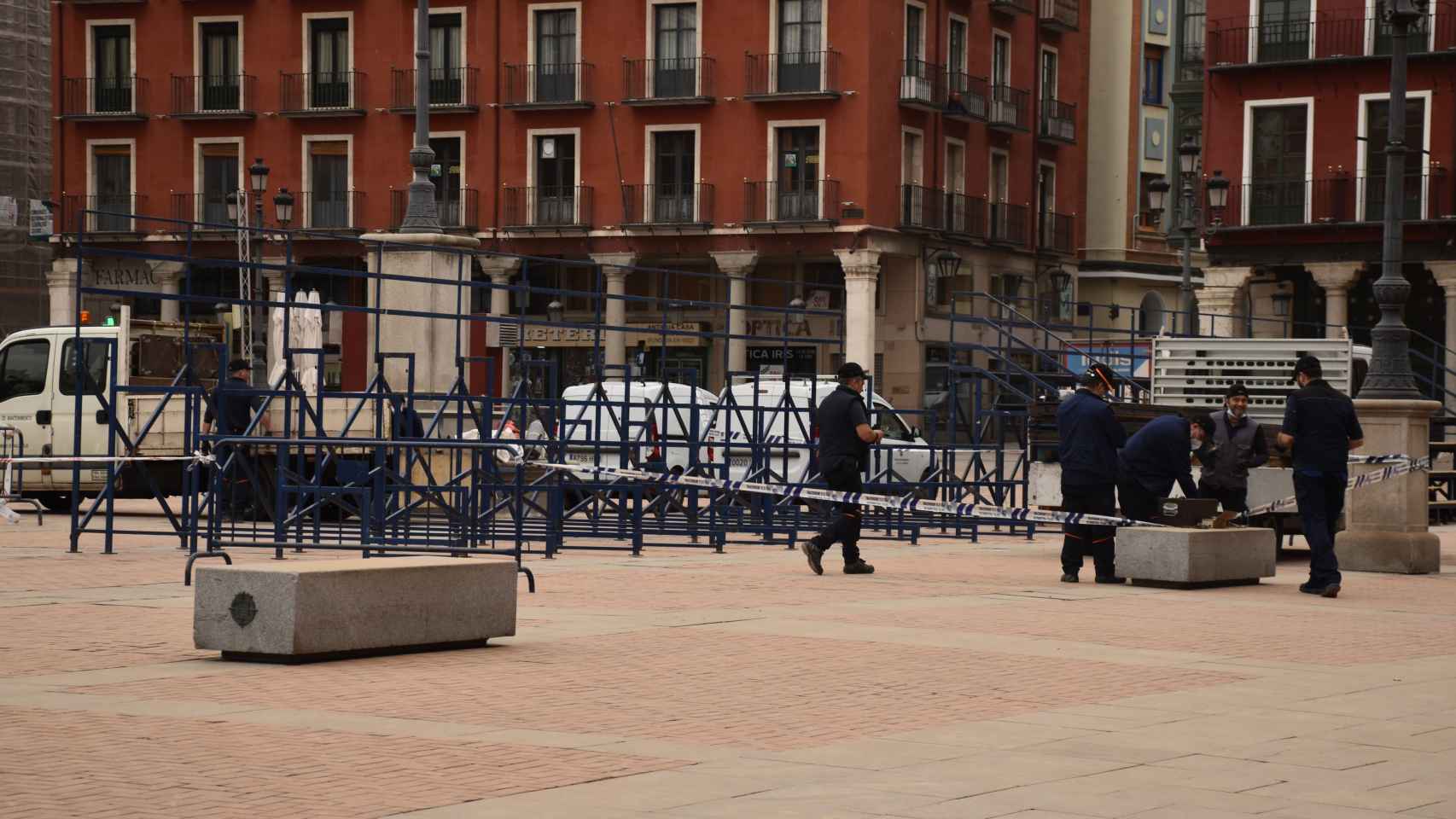 Varios operarios montando las gradas en la Plaza Mayor para la Semana Santa de Valladolid