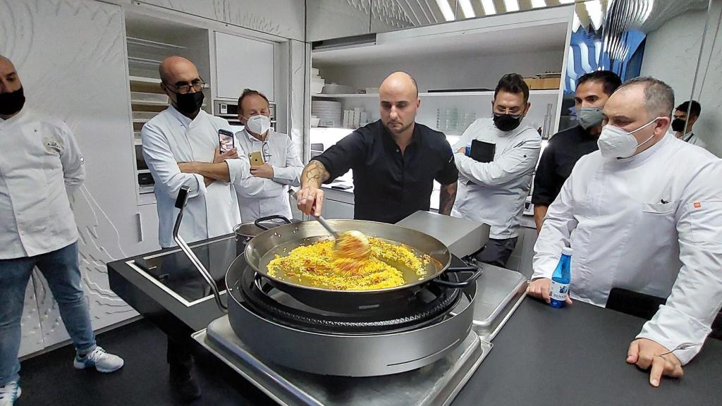 Un instante de la paella robotizada.