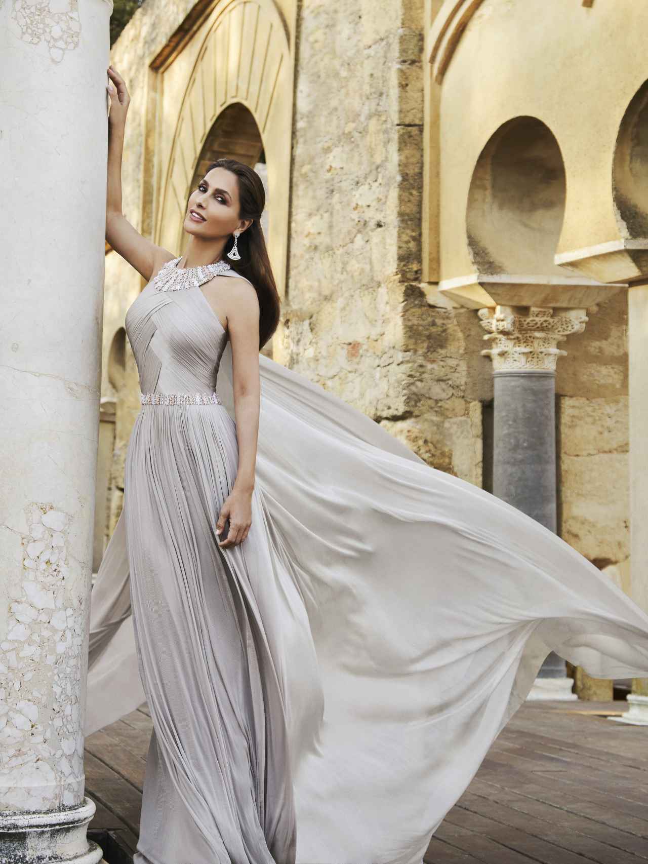 Paloma Cuevas posa con uno de sus deslumbrante vestidos en Córdoba, su tierra natal.