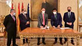 Firma del acuerdo entre el Ayuntamiento de Salamanca y Unicaja para pagor por Bizum
