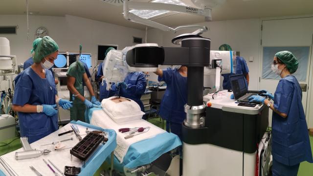 Un equipo médico en un quirófano con el asistente robótico de Cyber Sugery durante las pruebas de concepto de su tecnología.