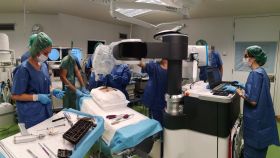Un equipo médico en un quirófano con el asistente robótico de Cyber Sugery durante las pruebas de concepto de su tecnología.