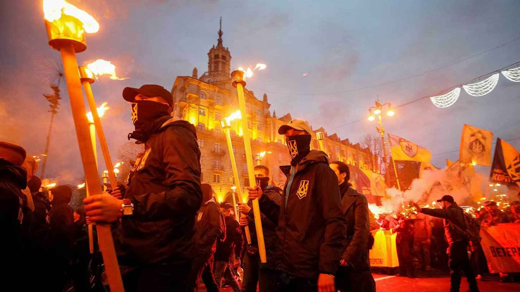 El Batallón Azov y otros grupos neonazis ucranianos desfilan en Kiev, en 2014.